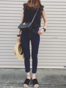 【2020年夏】レディースフラットサンダルの人気色別コーデや組み合わせ!トレンドや30代女性向けの合わせ方!
