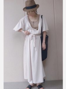 【2020年夏】レディースフラットサンダルの人気色別コーデや組み合わせ!トレンドや30代女性向けの合わせ方!