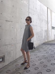 21年夏 Tシャツワンピースの30代レディース向け色別流行コーデ 女性のおすすめ着こなし方
