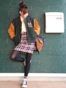 21年秋 スタジャンの30代レディース向け色別流行コーデ 女性のおすすめ着こなし方 ファッションコクシネル