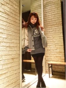 21年秋 スタジャンの30代レディース向け色別流行コーデ 女性のおすすめ着こなし方 ファッションコクシネル