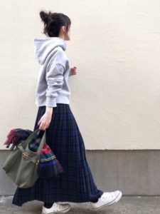 21年秋 プリーツスカートの30代レディース向け色別流行コーデ 女性のおすすめ着こなし方 ファッションコクシネル