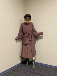 【2020年秋】ニットセットアップの30代レディース向け色別流行コーデの参考画像