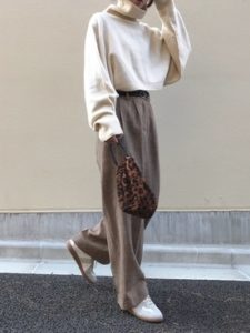 【2020年冬】タートルニットの30代レディース向け色別流行コーデの参考画像