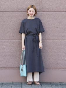 21年夏 Tシャツワンピースの30代レディース向け色別流行コーデ 女性のおすすめ着こなし方