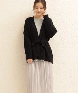 M愛すべき人がいてで安斉かれんさんが着用しているカーディガンブランドの参考画像