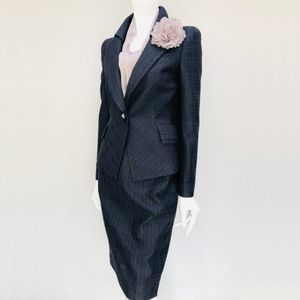 スーツ2で鈴木保奈美さんが着用しているスーツブランドの参考画像
