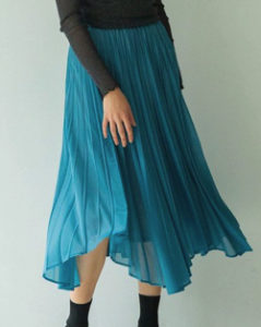 スッキリで水トアナが着用しているスカートブランドの参考画像